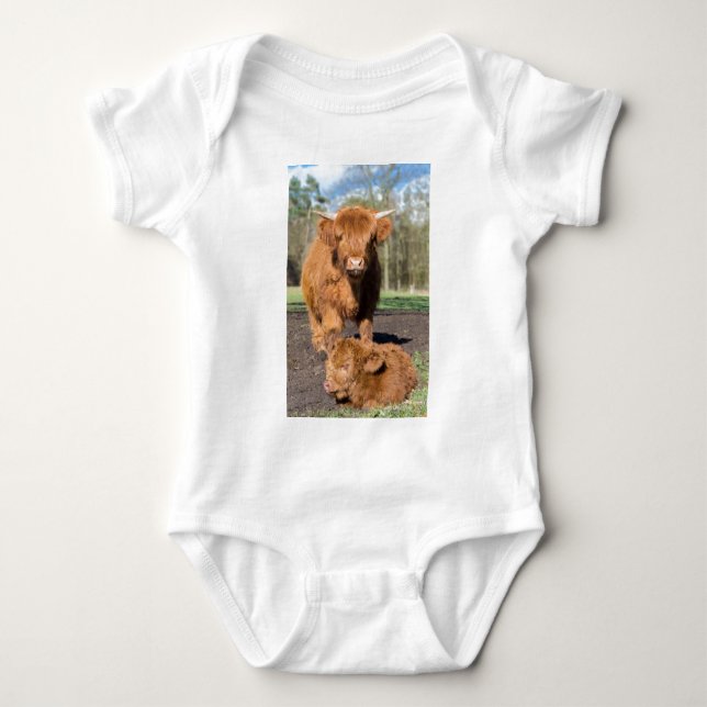 Schottische Hochländerkuh der Mutter nahe Baby Strampler (Vorderseite)