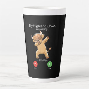 Schottische Hochlandkuh ruft Milchtasse