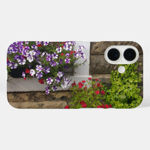Schottische Hütte mit Petunien und Rose iPhone 16 Hülle