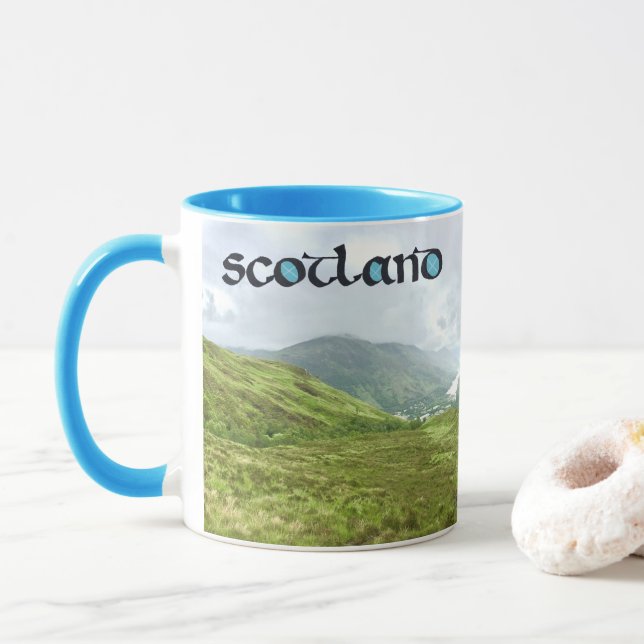 Schottische Kalligrafie mit den Highlands Mountain Tasse (Mit Donut)