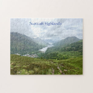 Schottischer Highlands-Loch und grünes Bergtal