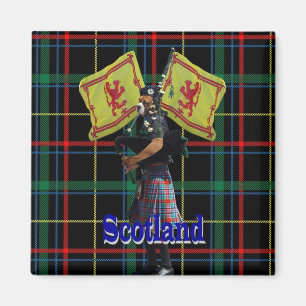 Schottischer Pfeifer auf Tartan Magnet