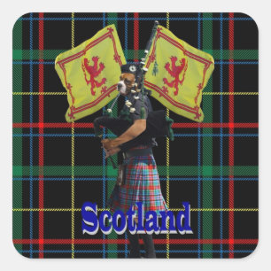 Schottischer Pfeifer auf Tartan Quadratischer Aufkleber