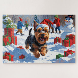 Schottischer Terrier läuft durch Schnee mit Weihna