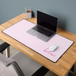 Schreibname Klassisches Rosa auf rosa Personalisie Schreibtischunterlage<br><div class="desc">Diese moderne und elegante Schreibtischmatte mit rosa Schrift auf einem hellrosa Hintergrund verleiht Ihrem Schreibtisch einen individuellen Stil. Text ist vollständig anpassbar. Macht ein großartiges Geschenk.</div>