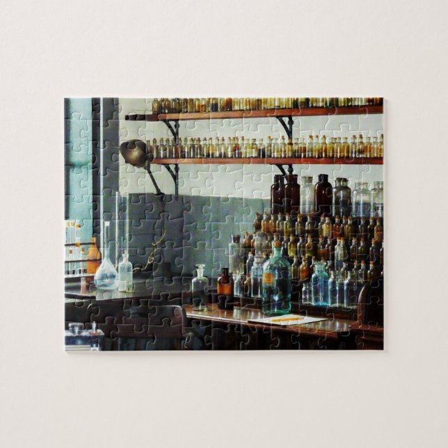 Schreibtisch mit Chemikalienflaschen (Horizontal)