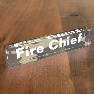 Schreibtisch mit Namen des Feuerwehrführers Namensplakette