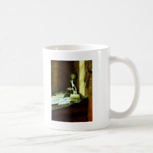 Schreibtisch mit Quill und Papieren Kaffeetasse
