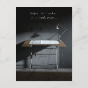 Schreibtischlampe und unbedrucktes Papier Postkarte
