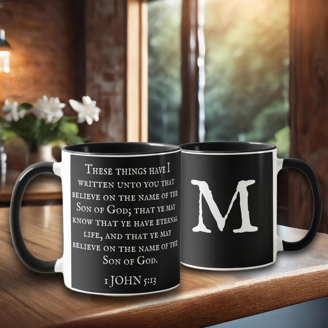 Schrift 1 John 5:13 KJV Monogram Black Tasse (Von Creator hochgeladen)