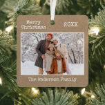 Schrift "Merry Christmas Kraft Family Foto" Ornament Aus Metall<br><div class="desc">Moderner,  trendiger Schreibmaschinentext Einfache Minimalistische,  fröhliche Weihnachtslieder Foto-Metalldekoration</div>
