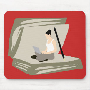 Schriftsteller bei der Arbeit auf Laptop zwischen  Mousepad