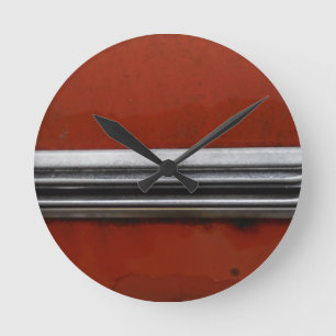 Schrottplatz-Vintage-Auto, Rot und Silber Alte Far Runde Wanduhr