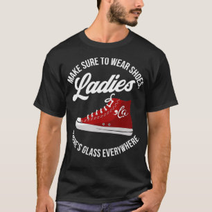 Schuh und Schuhe tragen Ladys Glas in jedem T-Shirt