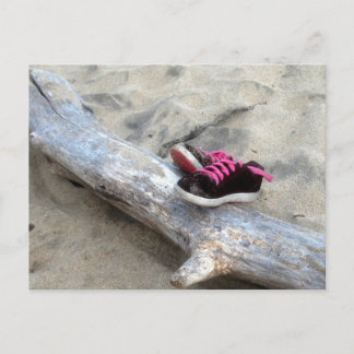 Schuhe am Strand Postkarte