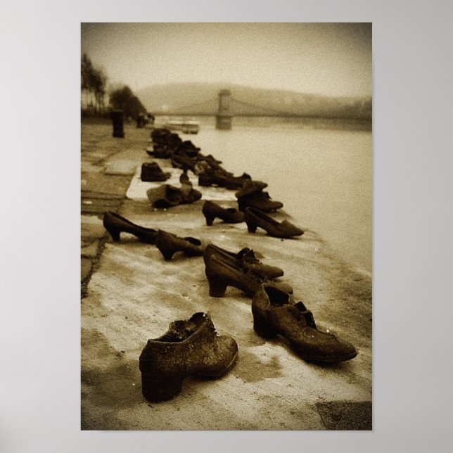 Schuhe an der Donau Poster (Vorne)
