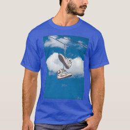 Schuhe auf einem Line-Shirt T-Shirt