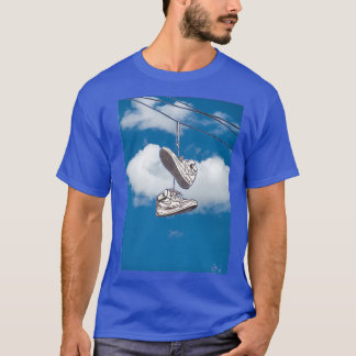 Schuhe auf einem Line-Shirt T-Shirt