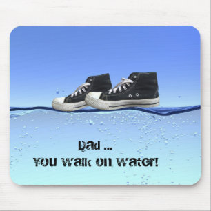 Schuhe auf Wasser Mousepad