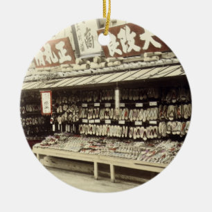 Schuhgeschäft in Kyoto, c.1890 (Hand-farbiges Keramikornament