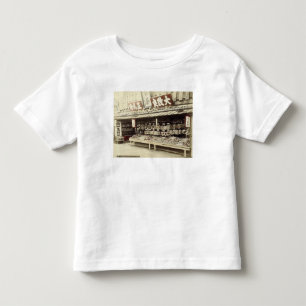 Schuhgeschäft in Kyoto, c.1890 (Hand-farbiges Kleinkind T-shirt