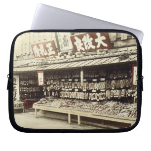Schuhgeschäft in Kyoto, c.1890 (Hand-farbiges Laptopschutzhülle