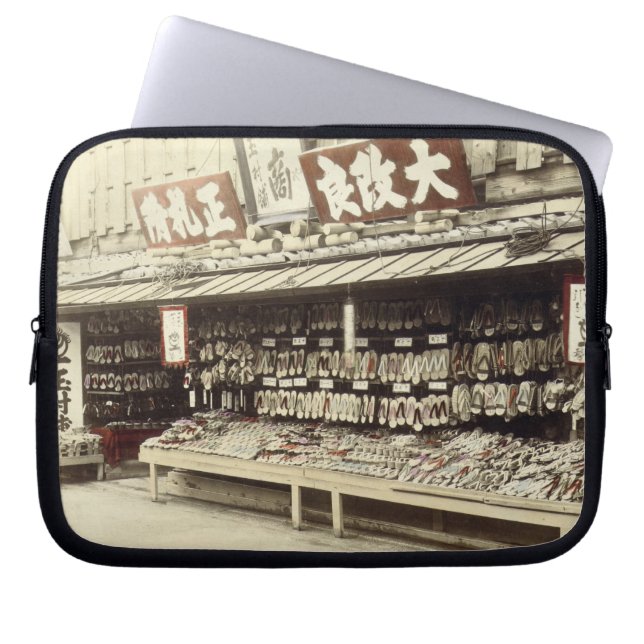 Schuhgeschäft in Kyoto, c.1890 (Hand-farbiges Laptopschutzhülle (Vorderseite)