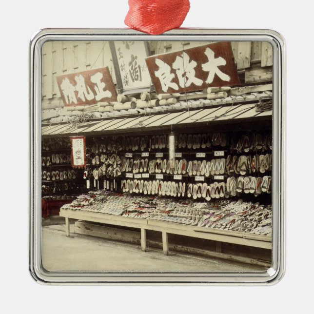 Schuhgeschäft in Kyoto, c.1890 (Hand-farbiges Silbernes Ornament (Vorne)
