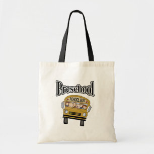 Schulbus mit Kindervorschult-shirts und Tragetasche