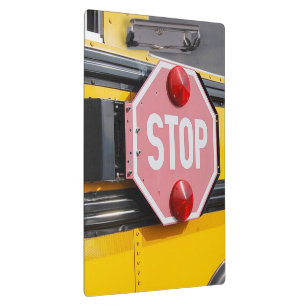 Schulbus-Stoppschild auf Klemmbrett