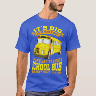 Schulbusfahrer mit großem Gelb T-Shirt