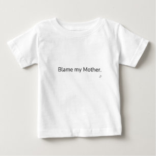 Schuld ist meine Mutter T-Shirt   Lustiger Familie