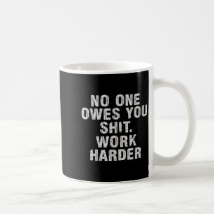 Schuldet dir härter arbeiten Motivierend Lustig Kaffeetasse