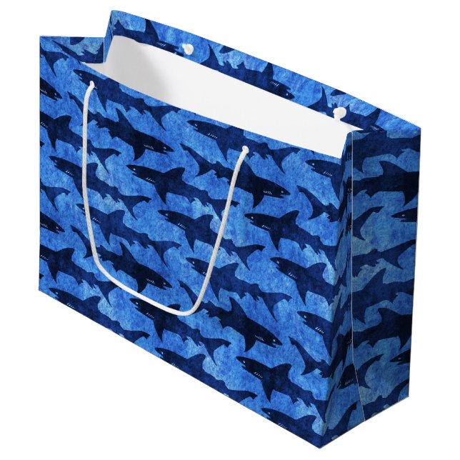 Schule der Haifische im tiefen blauen Meer Große Geschenktüte (Vorderseite Schrägansicht)