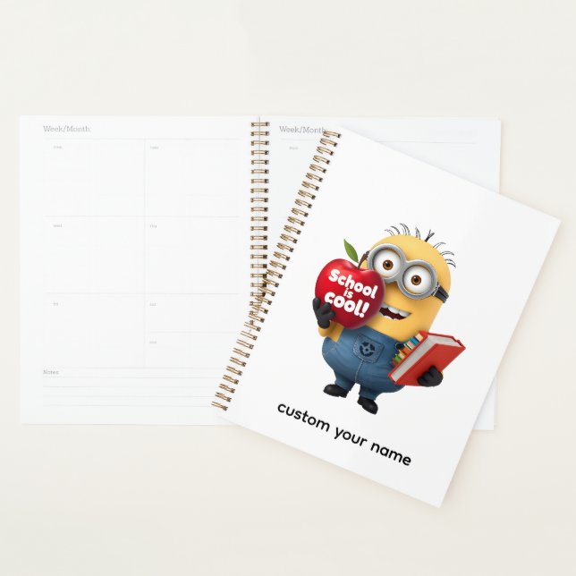 Schule ist Cool | Minion mit Apfel Eigenname Planer (Anzeige)