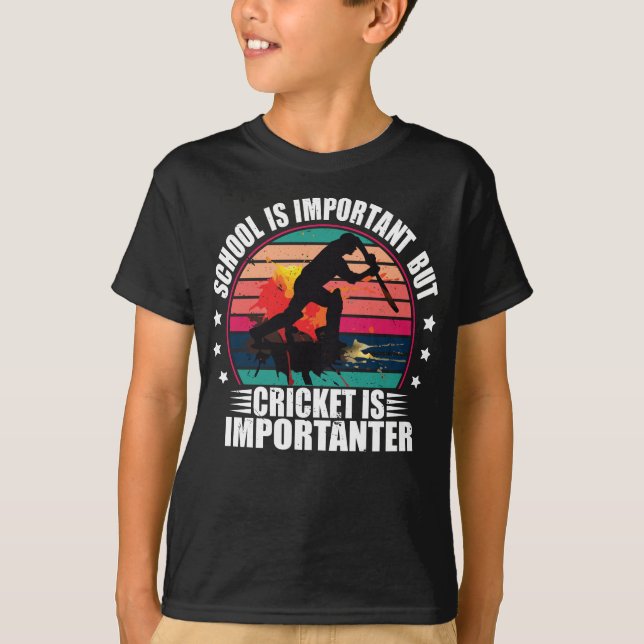 Schule ist wichtig, aber Cricket ist wichtig T-Shirt (Vorderseite)