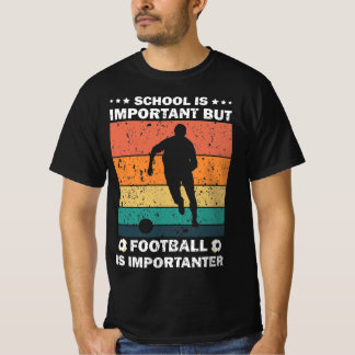 Schule ist wichtig, aber Fußball ist wichtiger T-Shirt