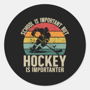 Schule ist wichtig, aber Hockey ist wichtiger Jung Runder Aufkleber