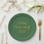 Schulfarben Waldgrüner und goldener Abschluss Pappteller<br><div class="desc">Teller der Graduiertenparty! Waldgrüne Platte mit Goldtext. Personalisieren Sie mit dem Namen, der Schule und dem Jahr des Abschlusses.</div>