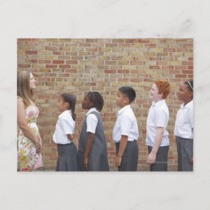 Schulkinder auf dem Spielplatz für Postkarte