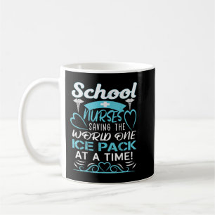 Schulkinder, die das World One Ice Pack auf einem  Kaffeetasse