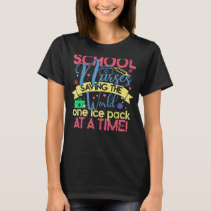 Schulkinder, die das World One Ice Pack auf einem T-Shirt