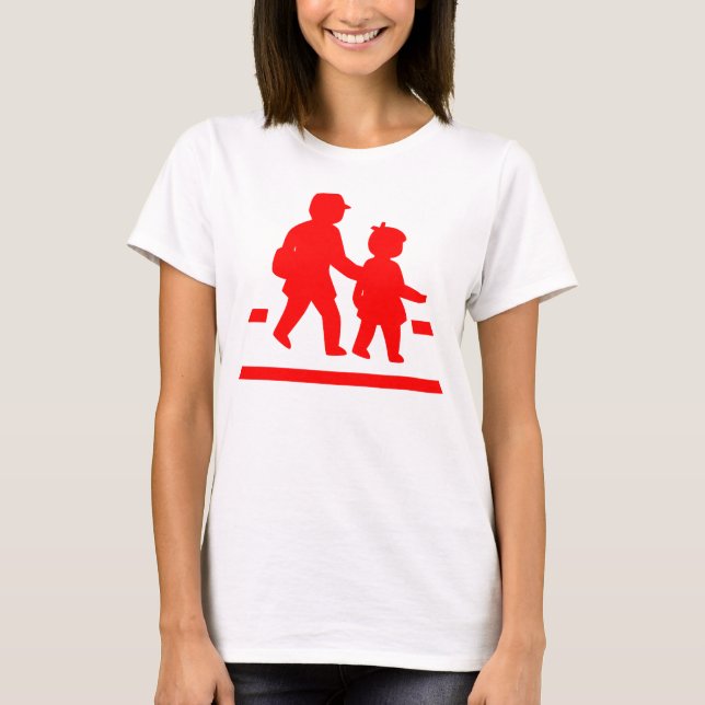 Schulkinder überqueren >> Japanisches Verkehrszeic T-Shirt (Vorderseite)