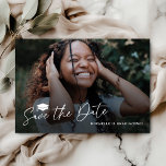 Schulungspartei Save the Date Karte<br><div class="desc">Genießen Sie Ihren Abschluss mit unseren ausgeklügelten "Save the Date" Karten, die eine gelungene Mischung aus Charme und Einfachheit widerspiegeln. Diese mit einem gedruckten Foto des Set des Absolventen gegen ein staubiges, dunkles Overlay verziert, sind eine Darstellung der Eleganz. Der klassische Script-Schriftart, begleitet von einem Gradcap-Symbol, fügt eine Touch von...</div>