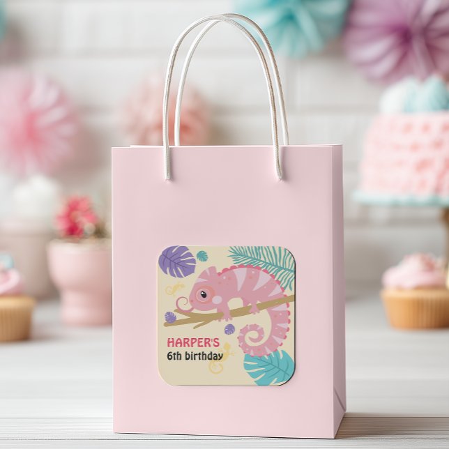 Schuppen und Schwänze Girl's Reptile Geburtstag Quadratischer Aufkleber (You'll be “swamped” for guests with our scales and tails girl's reptile birthday party supplies! )