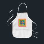 Schürze Kinderdreidel-Spiel für Hanukkah<br><div class="desc">Eine Hanukkah-Schürze. Dieses Dreidel-Spiel ist ein wunderbares Geschenk für jedes Kind dieser Chanukah. Nutzen Sie es zum Backen, zum Handwerk oder zum Spielen, um einen Kindertag zu machen! Personalisieren Sie, indem Sie Text, "Sarah" löschen und Ihre eigene hinzufügen. Wählen Sie Ihren bevorzugten Schriftart Stil, Farbe und Größe. Es gibt verschiedene...</div>