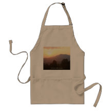 Schürze, Sonnenaufgang, große rauchige Berge