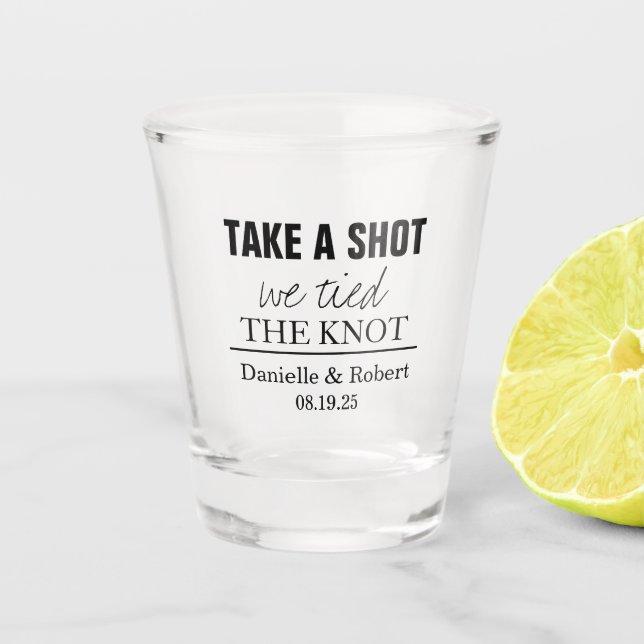 Schuss, wir ticken den Knoten - Gewohnte Hochzeit Schnapsglas (Vorderseite)