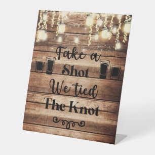 Schuss, wir tippen die rustikale Hochzeit des Knot Sockelschild