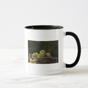Schüssel Äpfel und Blätter Tasse